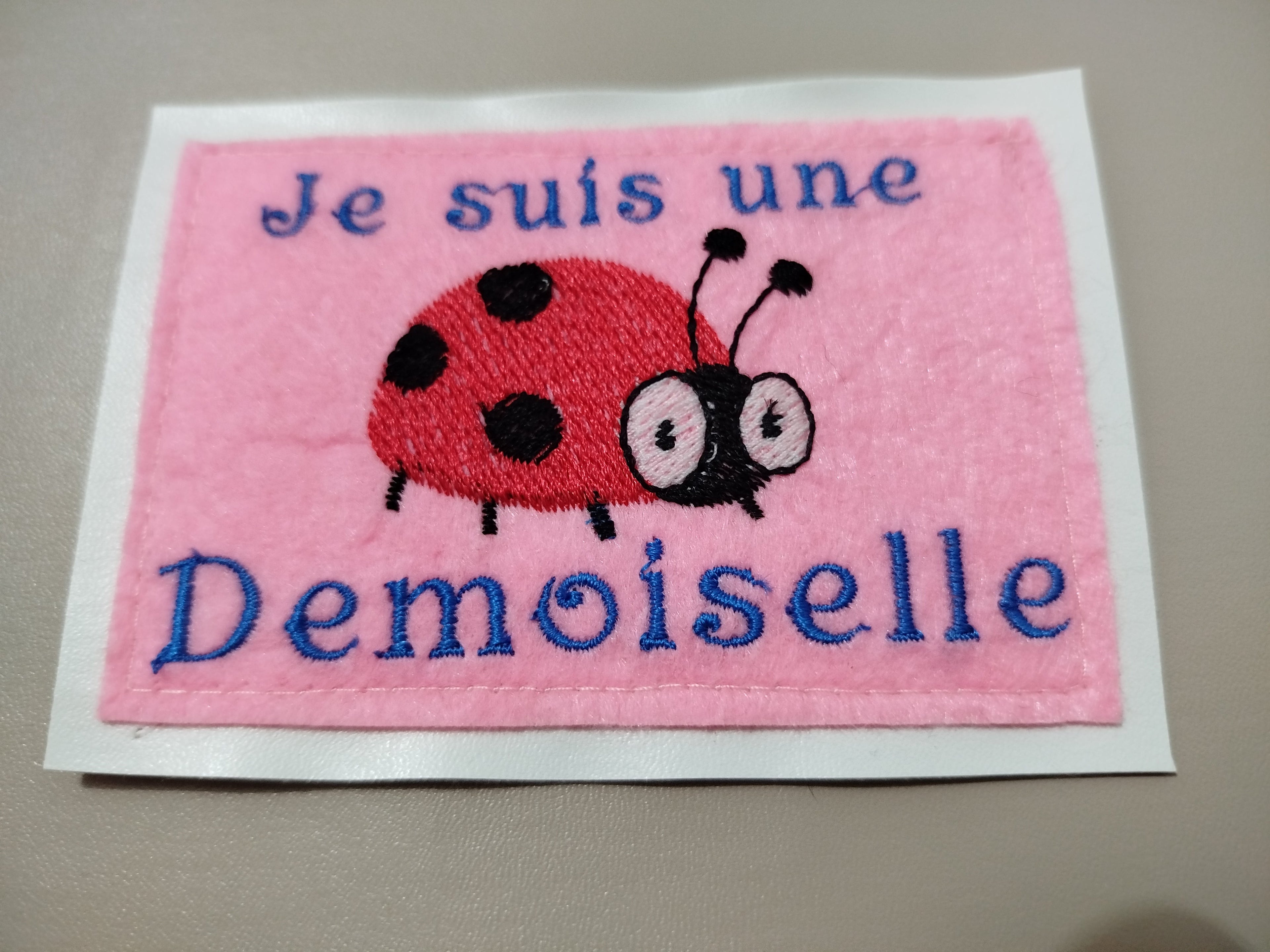 Étiquette feutrine simili cuir à coudre je suis...