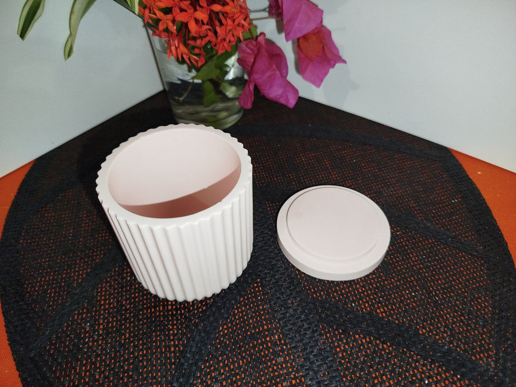 Pot nervuré en résine