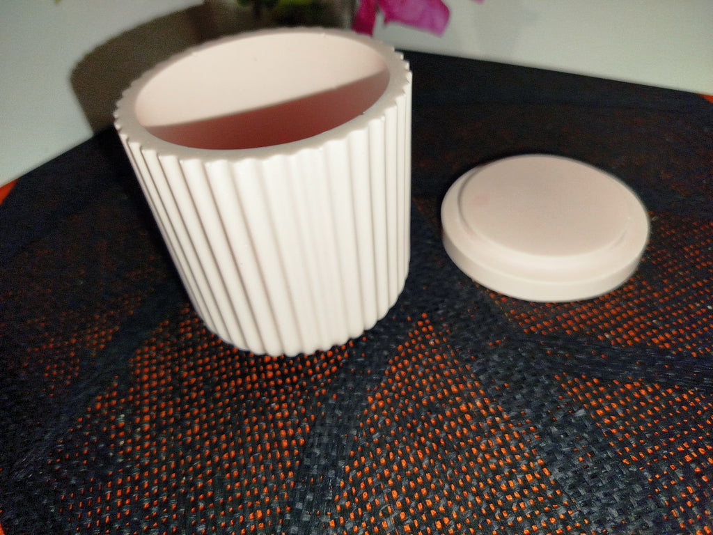 Pot nervuré en résine