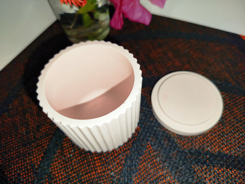 Pot nervuré en résine