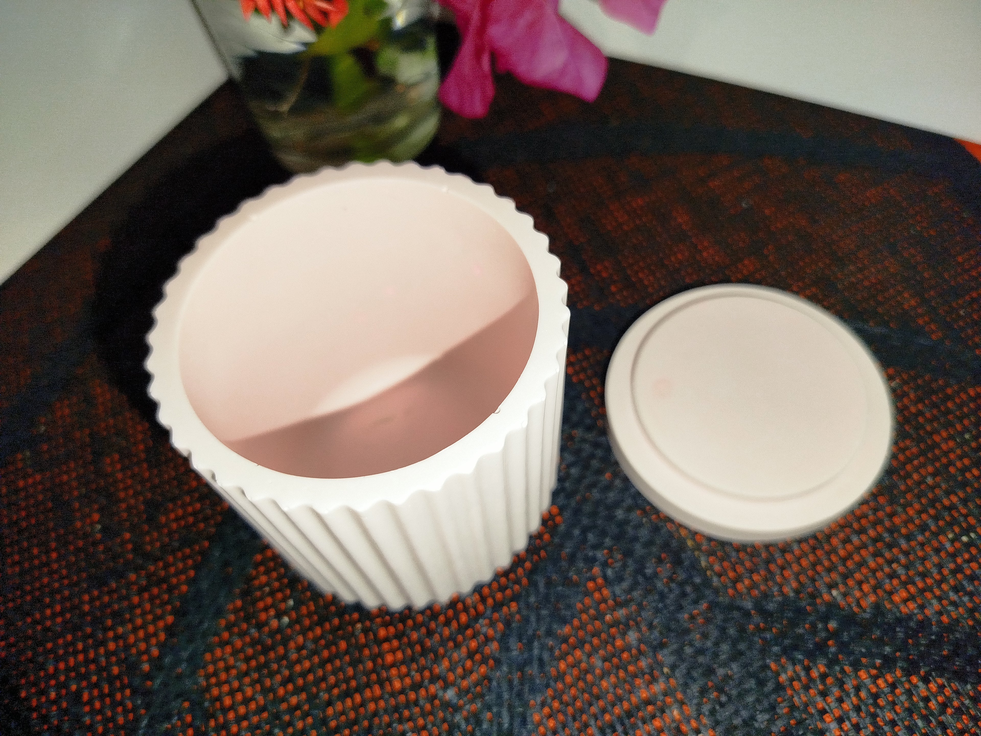 Pot nervuré en résine